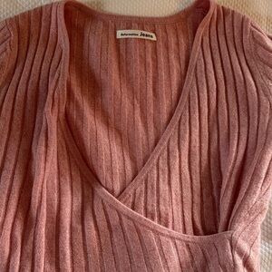 Reformation V-Neck Ribbed cropped Sweater in Pink